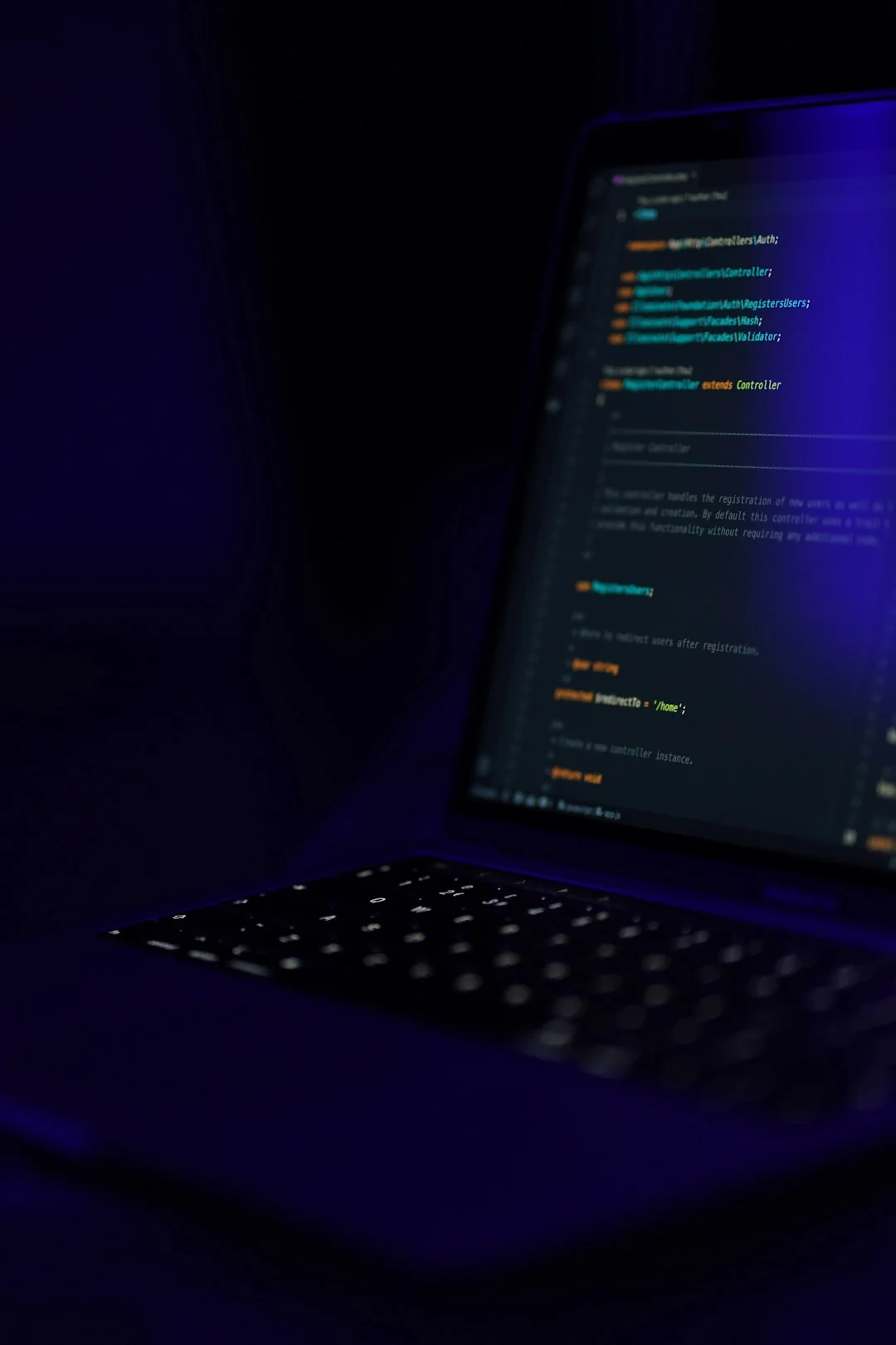 Un gros plan de la planche d’autocollants Google Material design posée sur un MacBook.